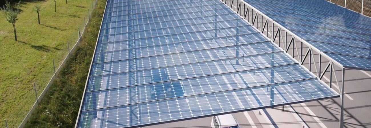 Paneles solares fotovoltaicos en techos y estaciones de recarga
