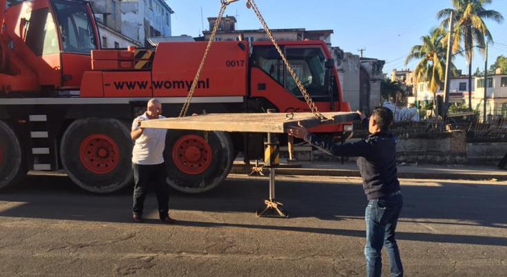 Womy Equipment Rental, b.v. ofreció algunas de sus grúas para contribuir a la recogida de escombros y árboles (Foto de Embajada de Holanda)