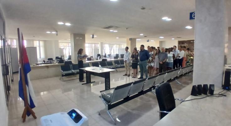 Trabajadores de la OZED Mariel acompañan a tres de los cuadros de reciente aprobación a la firma del Código de Ética. 