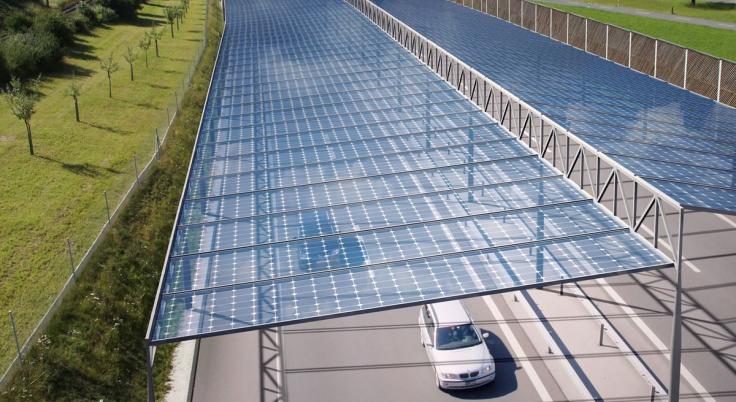 Paneles solares fotovoltaicos en techos y estaciones de recarga