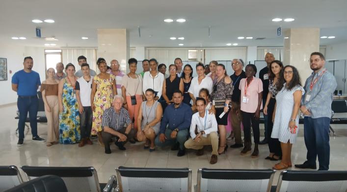 Trabajadores de la OZED Mariel acompañan a tres de los cuadros de reciente aprobación a la firma del Código de Ética. 