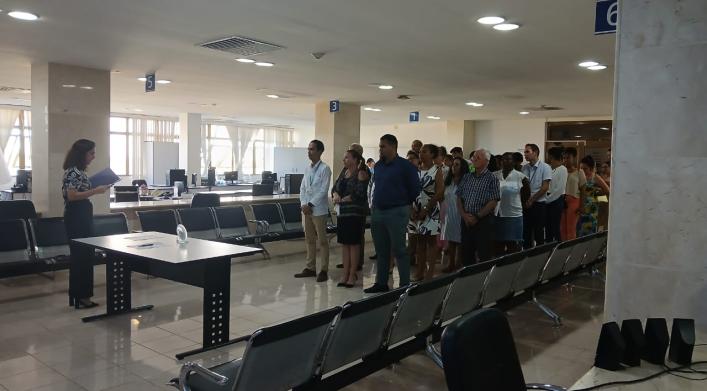 Trabajadores de la OZED Mariel acompañan a tres de los cuadros de reciente aprobación a la firma del Código de Ética. 