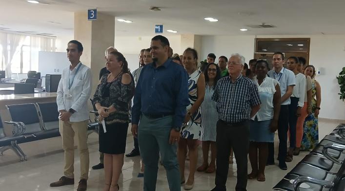 Trabajadores de la OZED Mariel acompañan a tres de los cuadros de reciente aprobación a la firma del Código de Ética. 