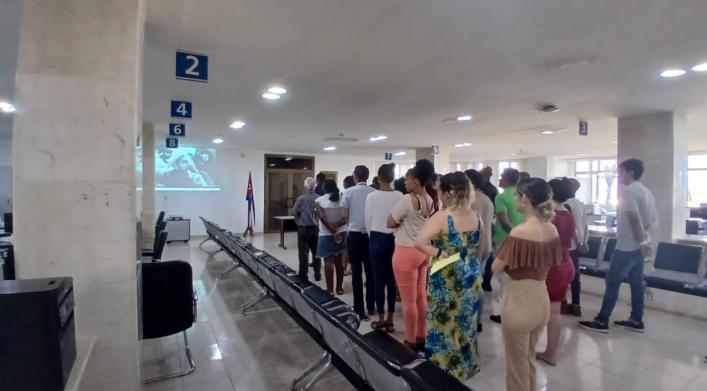 Trabajadores de la OZED Mariel acompañan a tres de los cuadros de reciente aprobación a la firma del Código de Ética. 