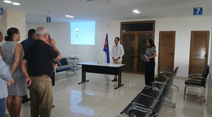 Trabajadores de la OZED Mariel acompañan a tres de los cuadros de reciente aprobación a la firma del Código de Ética. 