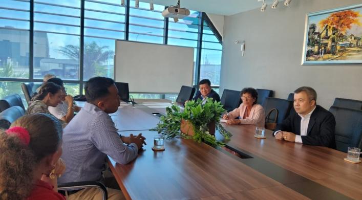 La Oficina de la Zona Especial de Desarrollo Mariel recibe a directivos del periódico vietnamita Nhan Dan, acompañados por sus homólogos del Periódico Granma