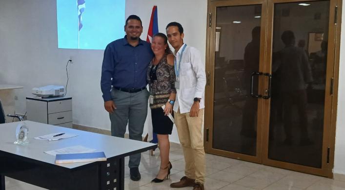 Trabajadores de la OZED Mariel acompañan a tres de los cuadros de reciente aprobación a la firma del Código de Ética. 