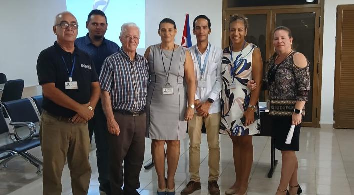 Trabajadores de la OZED Mariel acompañan a tres de los cuadros de reciente aprobación a la firma del Código de Ética. 