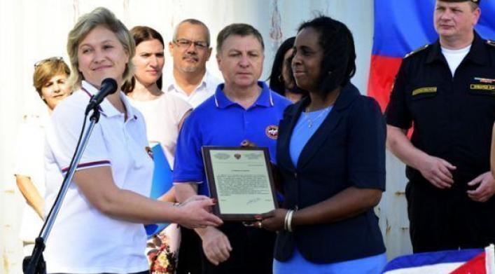 Rusia entrega a Cuba donativo para damnificados por el huracán Irma. Foto: Roberto Garaicoa/ Cubadebate.