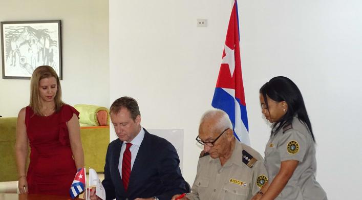 El Jefe de la Aduana General de la Repúblicay el Director General de la Terminal de Contenedores Mariel firman el Acuerdo No.4 que establece las obligaciones de ambas partes y los beneficios que la Aduana otorga a la Terminal en su condición de Operador Económico Autorizado