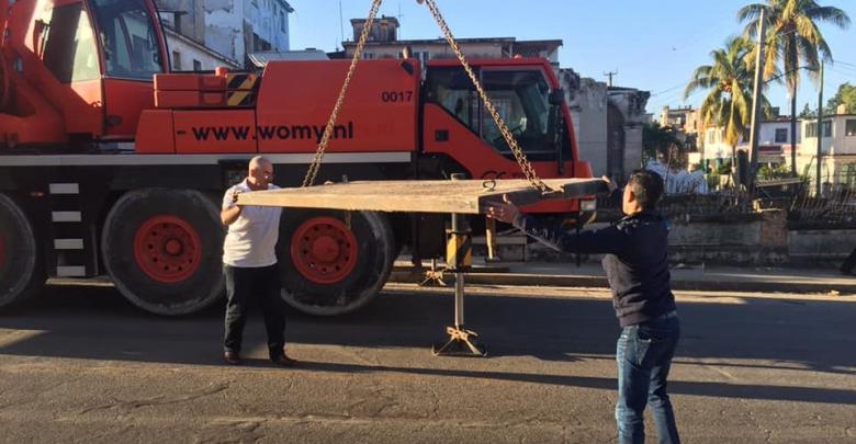 Womy Equipment Rental, b.v. ofreció algunas de sus grúas para contribuir a la recogida de escombros y árboles (Foto de Embajada de Holanda)