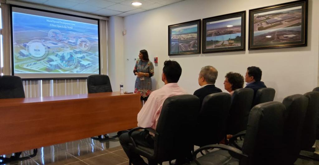 La Oficina de la Zona Especial de Desarrollo Mariel recibe a directivos del periódico vietnamita Nhan Dan, acompañados por sus homólogos del Periódico Granma